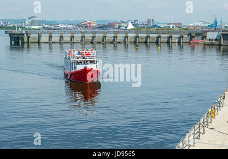 Passagier-Fähre kommen in Bootssteg am South Wales Cardiff Bay Lake Stockfoto