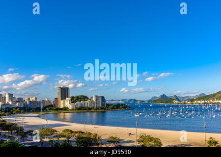 Strand und Umgebung von Botafogo mit den Hügeln von Rio De Janeiro und Bucht von Guanabara im Hintergrund Stockfoto