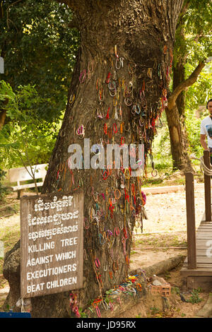 Tötung-Baum gegen die Henker Kinder schlagen. Choeung Ek Killing Fields, in der Nähe von Phnom Penh, Kambodscha Stockfoto