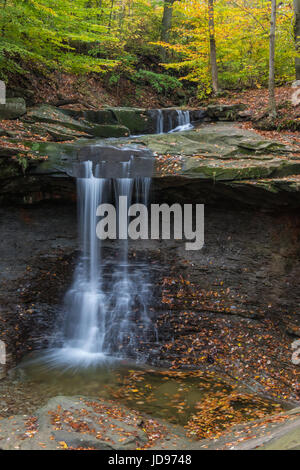 Blaue Henne fällt (Cuyahoga Valley National Park) im Oktober. Stockfoto