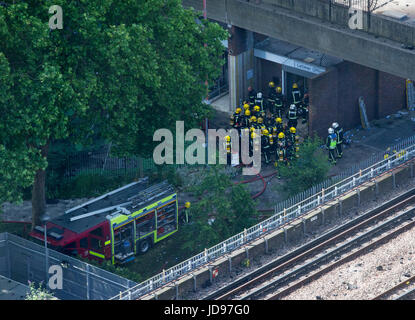 Feuerwehrleute unter der brennenden Grenfell Tower in North Kensington versuchen, das Feuer zu stoppen Stockfoto