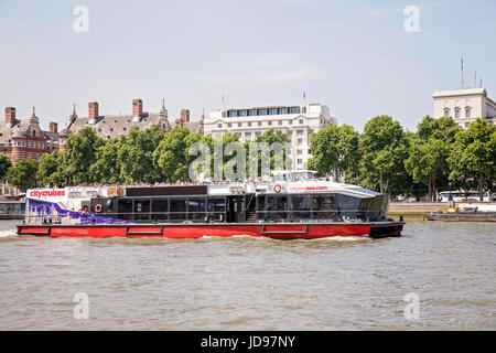 Riverbus an der Themse im Sommer, London, uk Stockfoto