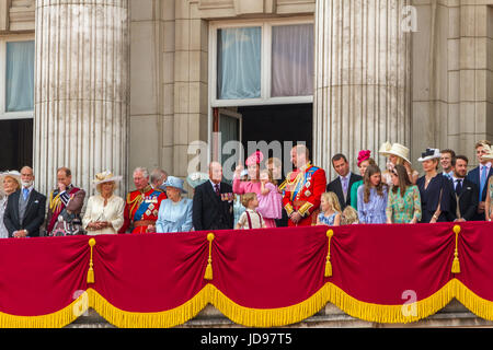 Die Königin und Mitglieder der königlichen Familie versammeln sich auf dem Balkon des Buckingham Palace nach der Trooping the Color Parade, London, Großbritannien, 2017 Stockfoto