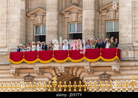 Die Königin und Mitglieder der königlichen Familie versammeln sich auf dem Balkon des Buckingham Palace nach der Trooping the Color Parade, London, Großbritannien, 2017 Stockfoto