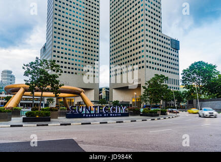 Singapur - 17. Juni 2017: Suntec City und Brunnen des Reichtums ist der größte Brunnen in Singapur befindet sich in der Mitte von Suntec Towers Stockfoto