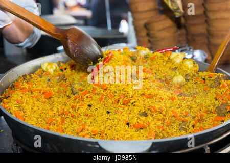 Nahaufnahme von Stir Fry Reisgericht mit Fleisch und Gemüse in großen Topf am Stand im freien städtischen Food Festival Stockfoto