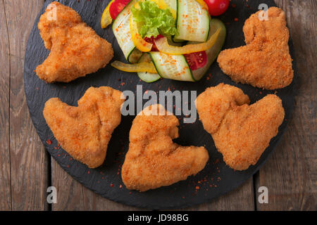 Hähnchenflügel in Paniermehl golden gebraten Stockfoto