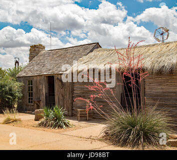 Eine Kabine hergestellt von Streikposten und Sotol am National Ranching Heritage Center in Lubbock, Texas Stockfoto