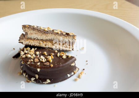 Argentiniens Cookie "Alfajor" Schokolade beschichtete Doppelkeks mit Karamell und Mandeln gefüllt Stockfoto