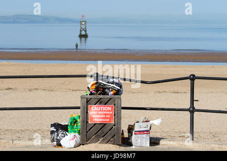 Überquellenden Abfall-Behälter an der Strandpromenade von Crosby Coastal Park in der Nähe von Liverpool in Merseyside. Stockfoto