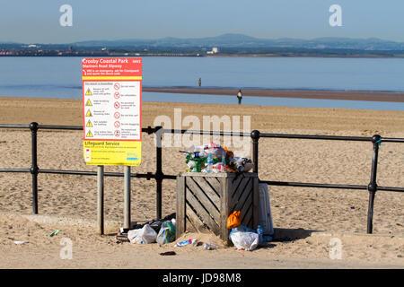 Überquellenden Abfall-Behälter an der Strandpromenade von Crosby Coastal Park in der Nähe von Liverpool in Merseyside. Stockfoto