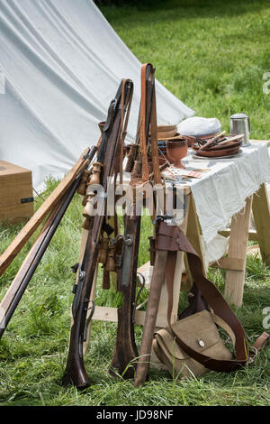 Schwert und Musketen stützte sich auf eine Tabelle in ein Lager bei einem Sealed Knot englischen Civil War Reenactment Event. UK Stockfoto