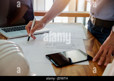 Architekten Ingenieur Diskutieren Am Tisch Mit Bauplan - Closeup Auf ...