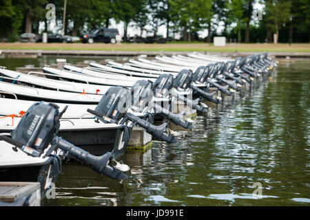 15 kleine Boote mit Außenbordmotor Yamaha vertäut im Hafen Stockfoto