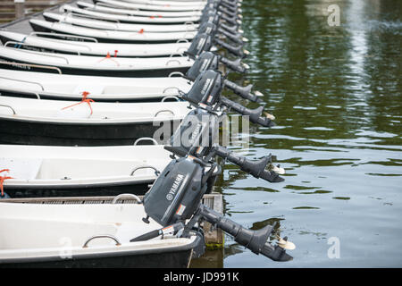 15 kleine Boote mit Außenbordmotor Yamaha vertäut im Hafen Stockfoto