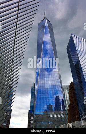 WTC1 Wolkenkratzer und blauen Himmel Reflexion, New York City, New York, USA Stockfoto