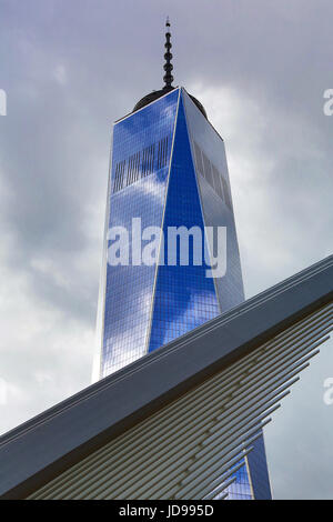WTC1 Wolkenkratzer und blauen Himmel Reflexion, New York City, New York, USA Stockfoto