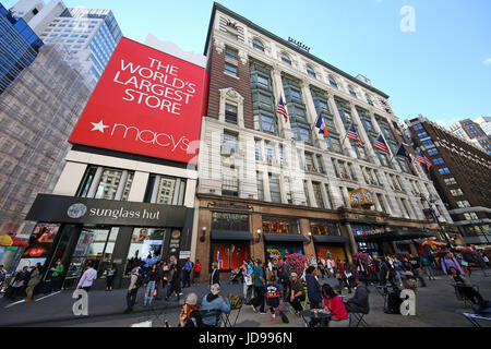 Macys Kaufhaus und rotes Schild, New York City, New York, USA Stockfoto