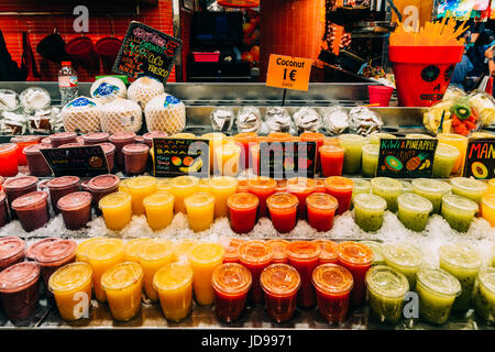 BARCELONA, Spanien - 5. August 2016: Frische natürliche für Verkauf In Barcelona Fruchtsaftmarkt (Mercat de Sant Josep De La Boqueria), eine große öffentliche marke Stockfoto