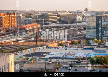 U-Bahnlinien, Wassertürme und Gebäude in Washington, D.C. in das warme Licht des Sonnenuntergangs Stockfoto