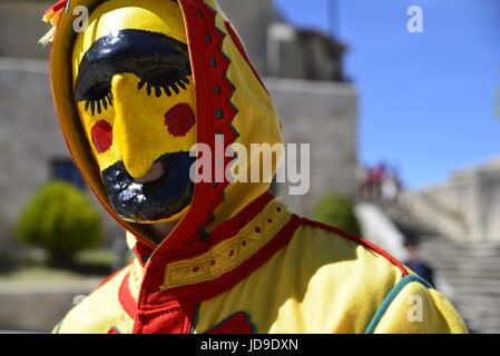 Castrillo De Murcia, Spanien. 18. Juni 2017. Castrillo de Murcia, Burgos, Spanien. 18. Juni 2017. Die "Colacho" ist das Zeichen, das dieses Ereignis seinen Namen verleiht. Er ist böse und damit der Teufel und er ist verantwortlich für einen Sprung über die Babys. In rot und gelb gekleidet, trägt er in der Regel eine lächerliche und widerwärtig Maske, die er beim Springen über die Babys nimmt. In seinen Händen hält er großen Kastagnetten. Bildnachweis: M.Ramirez/Pacific Presse/Alamy Live-Nachrichten Stockfoto