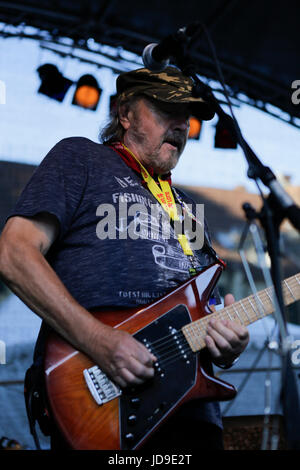 Worms, Deutschland. 18. Juni 2017. Miller Anderson führt live auf der Bühne auf die 2017 Festival der Jazz- und Joy in Worms. Bildnachweis: Michael Debets/Pacific Press/Alamy Live-Nachrichten Stockfoto