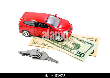 Roten Spielzeugauto mit Schlüssel und Geld isoliert auf weiss Stockfoto