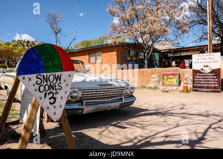 Eine Schnee Kegel Verkaufsschild und eines Oldtimers an Chimayo, New Mexico, Vereinigte Staaten Stockfoto