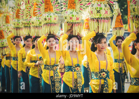 Warten in der Linie schöner Bali Mädchen tragen religiöse Angebote auf ihren Köpfen auf der 39. Bali Arts Festival 2017 während die Eröffnungsparade Stockfoto