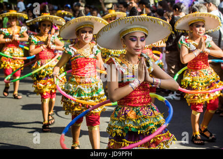 Hula Hoop Mädchen während der street Parade am Eröffnungstag der Bali Arts Festival 2017. Eine Prozession von Hula Mädchen in Karnevalskostüm Stockfoto