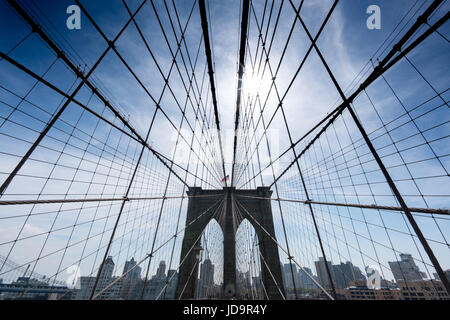 Niedrigen Winkel Ansicht von Kabeln auf der Brooklyn Bridge, New York City, USA. 2016 Großstadt Vereinigte Staaten von Amerika Stockfoto