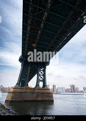 Niedrigen Winkel auf der Unterseite der Manhattan Bridge, New York City, USA. 2016 Großstadt Vereinigte Staaten von Amerika Stockfoto