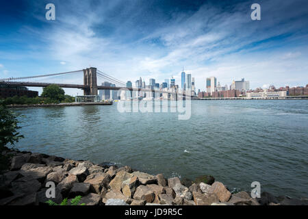 Niedrigen Winkel auf der Unterseite der Manhattan Bridge, New York City, USA. 2016 Großstadt Vereinigte Staaten von Amerika Stockfoto