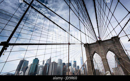 Niedrigen Winkel Ansicht von Kabeln auf der Brooklyn Bridge, New York City, USA. 2016 Großstadt Vereinigte Staaten von Amerika Stockfoto