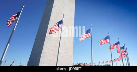 Nahaufnahme von Washington Obelisk umkreist mit Fahnen, Washington DC, USA, Vereinigte Staaten von Amerika. Hauptstadt Washington Usa 2016 fallen Stockfoto