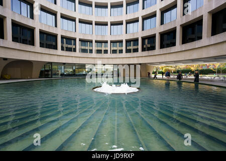 Groß angelegte Wasserspiel der Regierungsgebäude, Washington DC, USA. Hauptstadt Washington Usa 2016 fallen Stockfoto