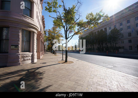 Straßenszene mit der Ecke des Gebäudes im Sonnenlicht, Washington DC, USA. Hauptstadt Washington Usa 2016 fallen Stockfoto