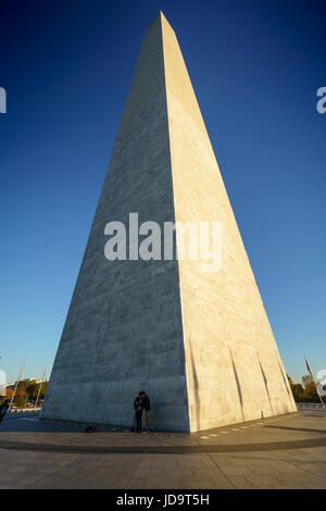 Niedrigen Winkel Blick auf das Washington Monument gegen einen klaren, blauen Himmel, Washington DC, USA. Hauptstadt Washington Usa 2016 fallen Stockfoto