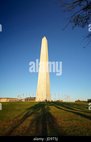 Washington Monument gegen einen klaren, blauen Himmel, Washington DC, USA. Hauptstadt Washington Usa 2016 fallen Stockfoto