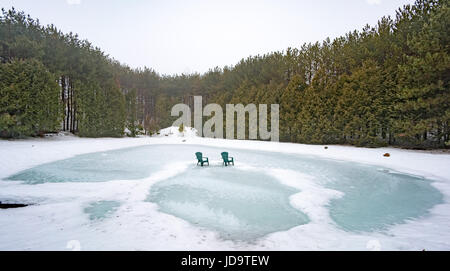 Im Freien am Tag, zwei Stühle auf dem Eis im Winter, Ontario, Kanada. Ontario Canada Winter kalt 2017 Schnee Stockfoto