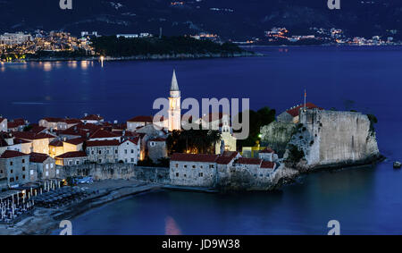 Nacht in Budva, Montenegro. Die Altstadt, die Aussicht vom Berg Stockfoto