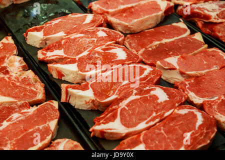 Auswahl an verschiedenen Schnitten frisches rohes, rotes Fleisch im Supermarkt Stockfoto