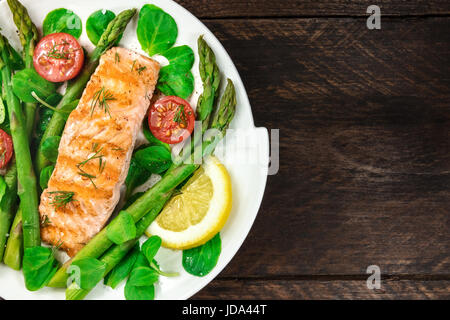 Gegrillter Lachs mit Spargel und grünem Salat Stockfoto