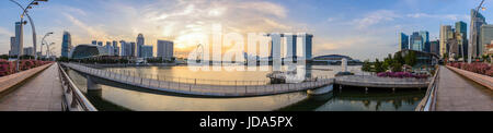 Singapur, Singapur: Juni 3,2016: Panoramablick über die Skyline von Singapur bei Sonnenaufgang am Marina Bay und Merlion Park, Singapur Stockfoto