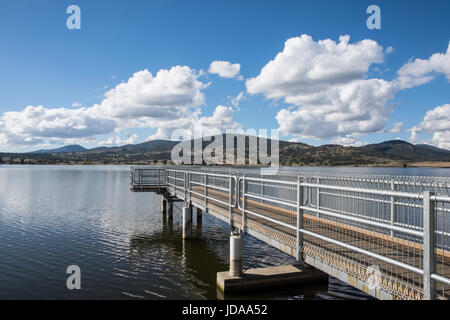 Stahl-Anzeige und Fischerei-Plattform und Pier am Quipolly Damm am natrlich südlich von Tamworth NSW Australia. Stockfoto