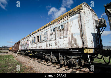 Alten Eisenbahnwagon erbaute 1919.Rolling Lager auf einem Abstellgleis. Stockfoto