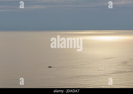 Einsamer Fischer ist home vor Sonnenuntergang an der Tyrrhenischen Küste entlang segeln. Stockfoto