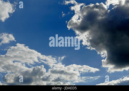 Flugzeug fliegen durch Wolken aus Kondensstreifen (Westfrankreich). Stockfoto