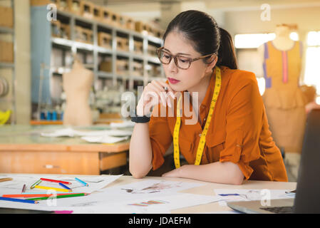 Vertrauen Mischlinge asiatische Frau Modedesigner Denken des Geschäfts für marketing-Trend in der Herstellung von Büro-Studio. Beruf und Arbeit Wettkampfleistungen Stockfoto