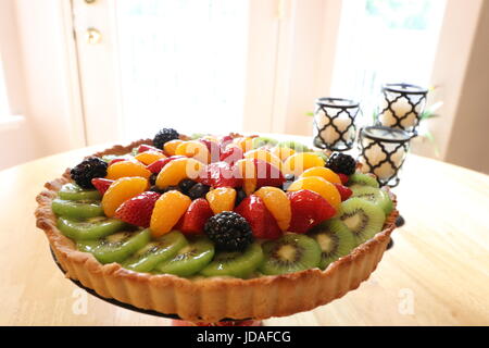 Frische Sommer Obst Törtchen mit Shortbread Cookies Kruste, geschichtet mit dunkler Schokolade, Kahlua gewürzte Creme Patisserie und frisches Obst Stockfoto